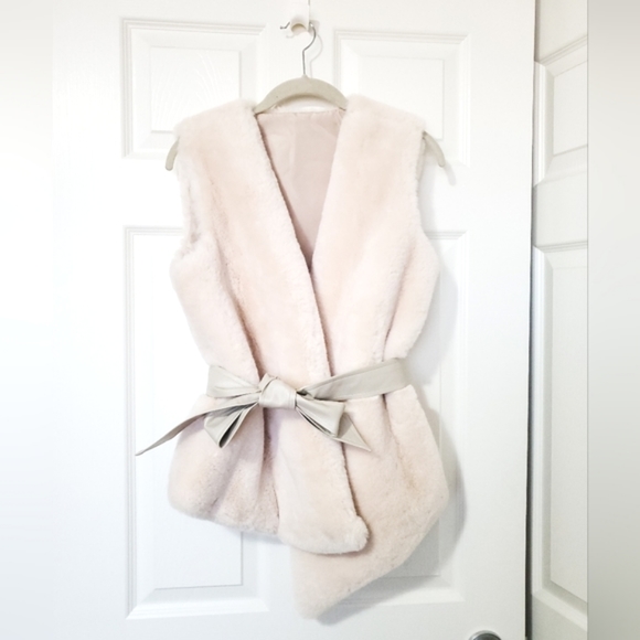 Chicwish asymetric faux fur vest wrap with faux leather belt cream M sleeveless - Picture 2 of 15
